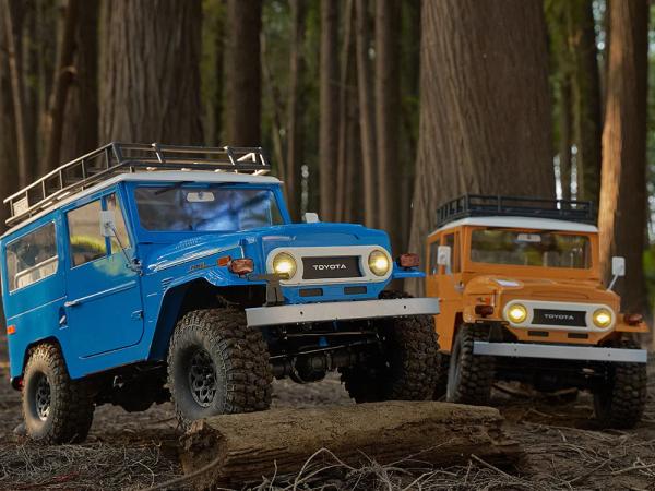 1_10_Toyota_Land_cruiser_FJ40_scaler_ARTR_kit__RS_version____Blauw_23