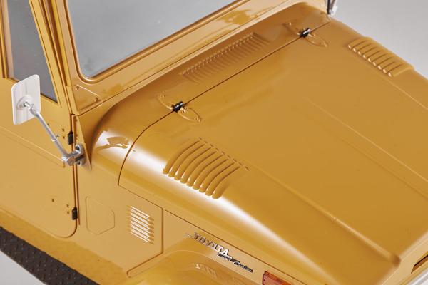 1_10_Toyota_Land_cruiser_FJ40_scaler_ARTR_kit__RS_version____Geel_2