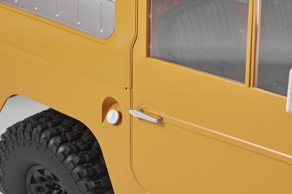 1_10_Toyota_Land_cruiser_FJ40_scaler_ARTR_kit__RS_version____Geel_3