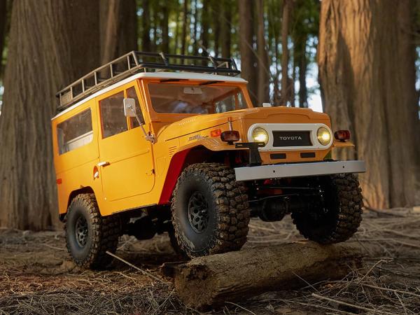 1_10_Toyota_Land_cruiser_FJ40_scaler_ARTR_kit__RS_version____Geel_36