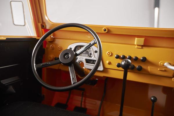 1_10_Toyota_Land_cruiser_FJ40_scaler_ARTR_kit__RS_version____Geel_8