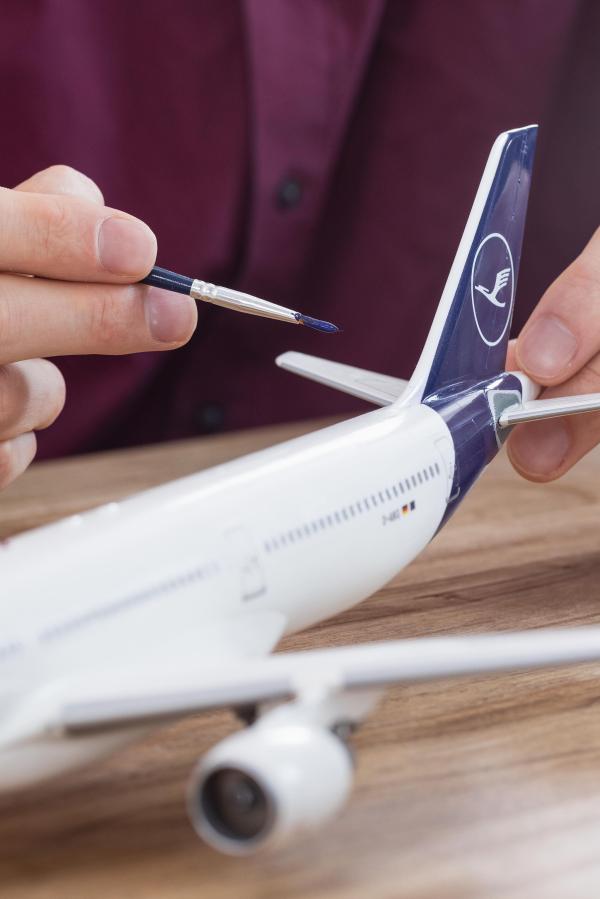 1_144_Airbus_A330_300___Lufthansa__New_Livery__Revell_15