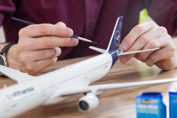 1_144_Airbus_A330_300___Lufthansa__New_Livery__Revell_21