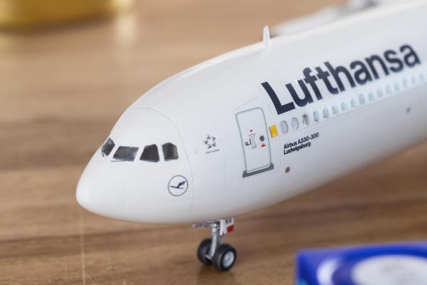 1_144_Airbus_A330_300___Lufthansa__New_Livery__Revell_8