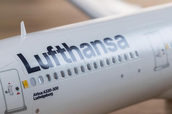 1_144_Airbus_A330_300___Lufthansa__New_Livery__Revell_9