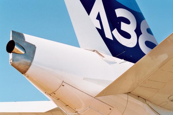 1_144_Airbus_A380_Design_New_livery__First_Flight__Revell_4