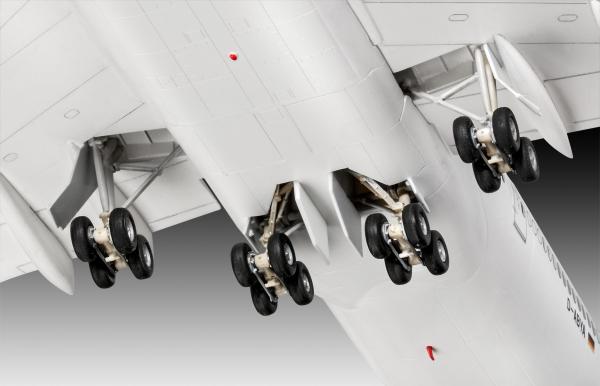 1_144_Boeing_747_8__Lufthansa__New_Livery_Revell_5