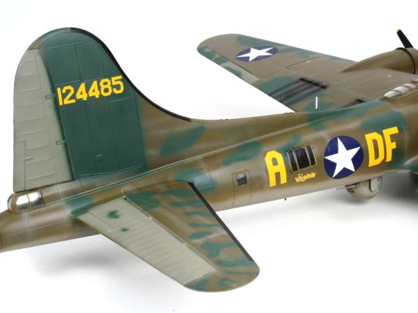 1_48_B_17F_Memphis_Belle_Revell_4