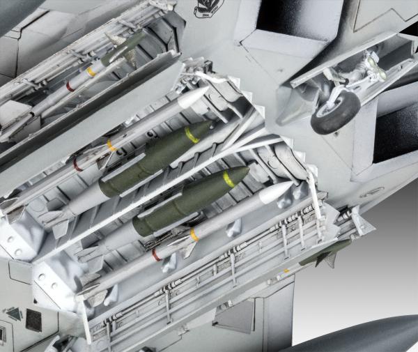 1_72_Lockheed_Martin_F_22A_Raptor_Revell_10